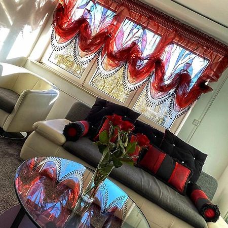 Luxury Red Apartment By Marta Radom Exterior photo