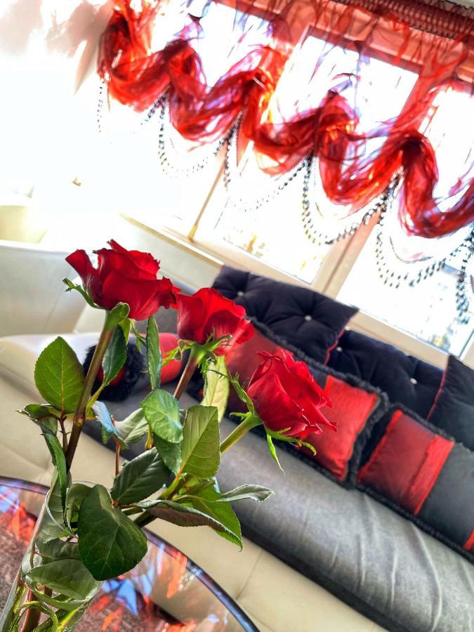 Luxury Red Apartment By Marta Radom Exterior photo