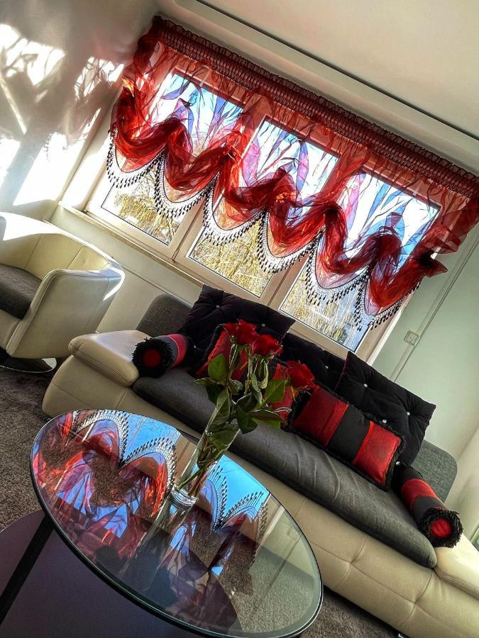 Luxury Red Apartment By Marta Radom Exterior photo